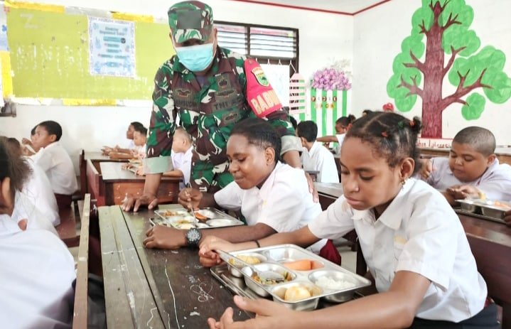Pemerintah Terus Perbaiki Mutu Pendidikan dan Gizi di Papua Lewat MBG