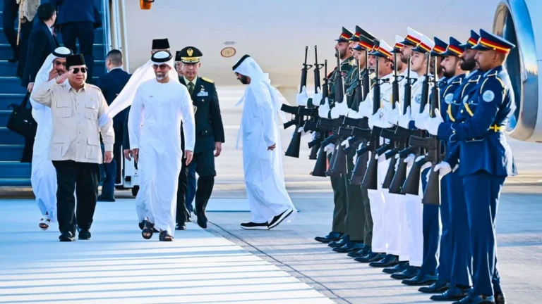 Awali Kunjungan Luar Negeri, Presiden Prabowo Gelar Pertemuan Tertutup dengan Presiden UEA