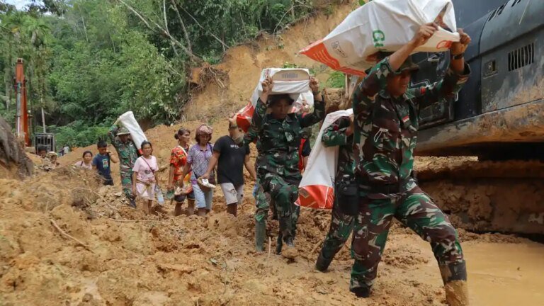 Tim Gabungan Pemerintah Bergerak Menembus Akses Terputus di Daerah Banjir
 