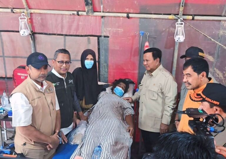 Prabowo Kunjungi Posko Pengungsian Bencana Sumatera Demi Pastikan Layanan Dasar Terpenuhi