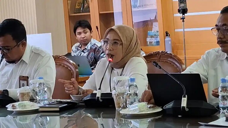 Pemerintah Pastikan Guru Honorer Aman dari PHK Massal