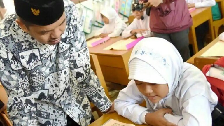 Guru Sejahtera Lewat Sisdiknas yang Lebih Berpihak